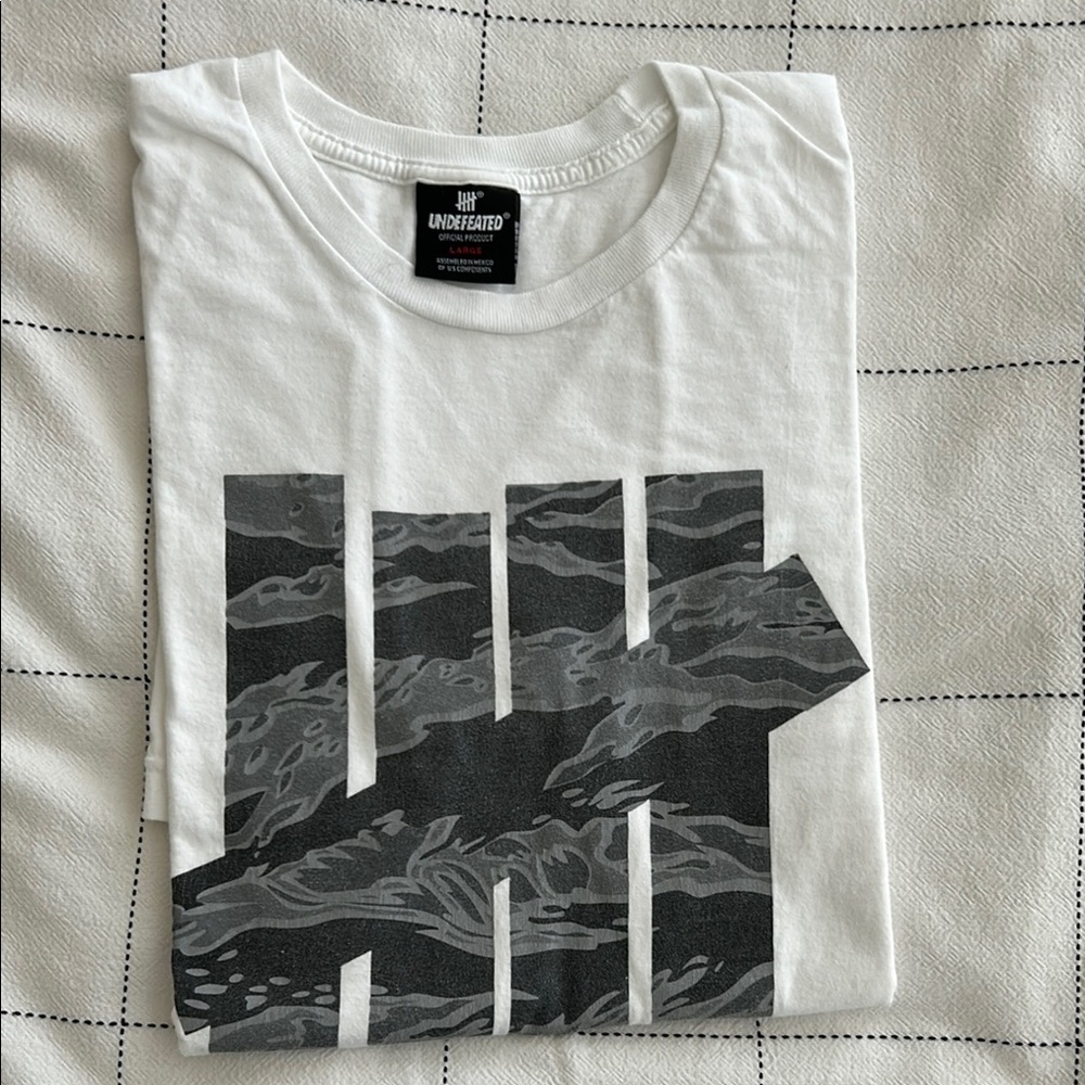 Undefeated White and Gray Short Sleeve Tee with Modern Graphic
